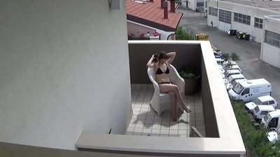 Spioeneer op my jong kamermaat wat op die balkon masturbeer